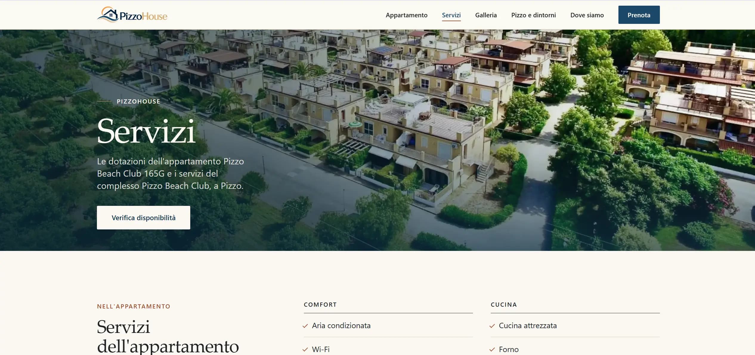 Pagina Servizi di PizzoHouse con la vista aerea del complesso Pizzo Beach Club e l'inizio dell'elenco delle dotazioni dell'appartamento